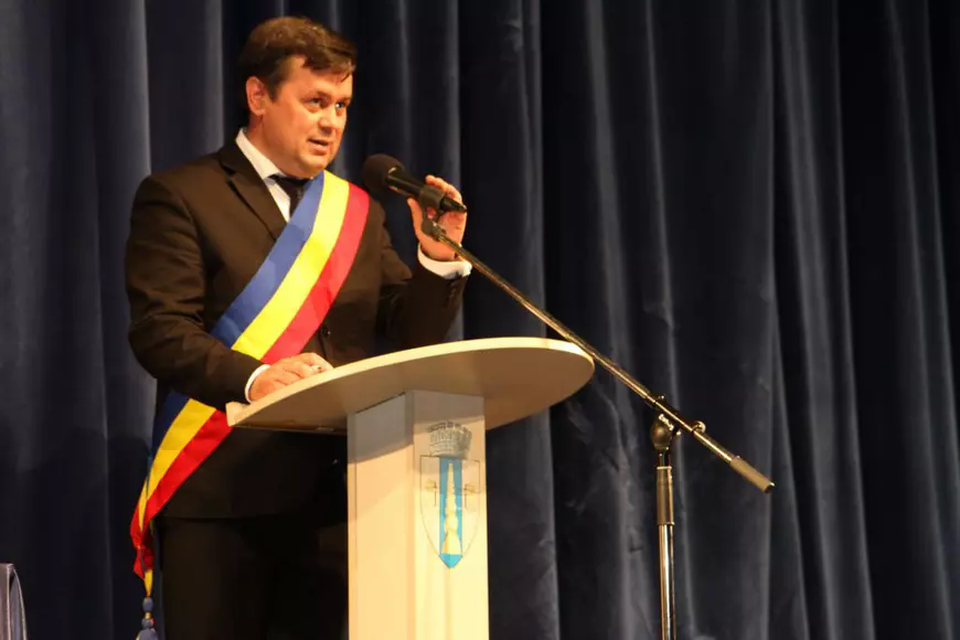 După îmbrâncelile și înjurăturile din stradă, candidatul PER și primarul din Târgu Jiu ajung la faza apropourilor cu moartea: “La a patra lovitură, îl pupa mama Doina rece”