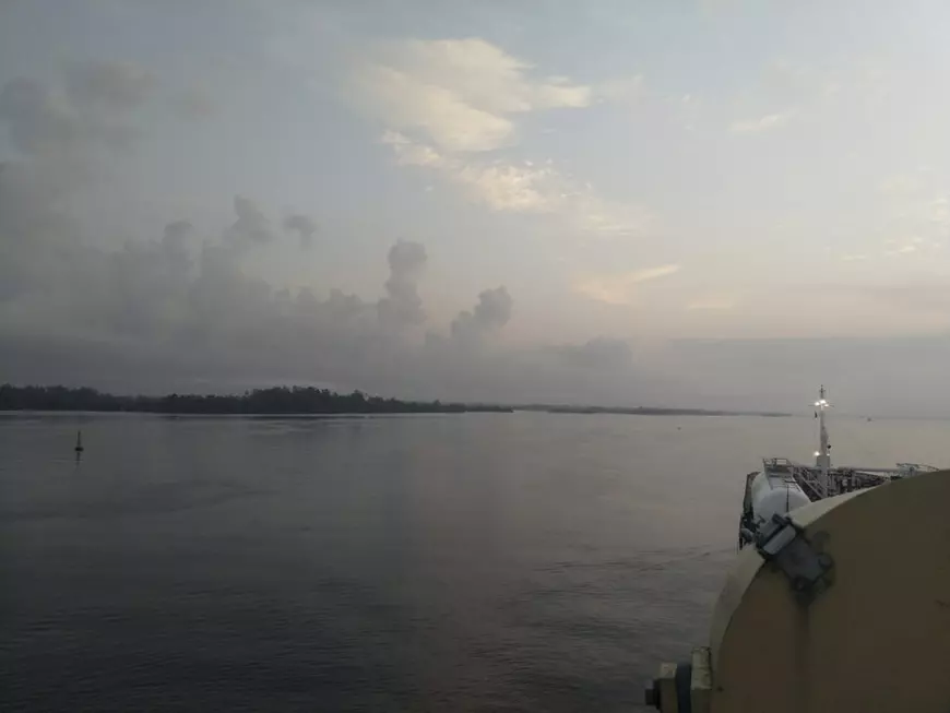 COVID, mai rău ca pirații! 6 navigatori români stau de luni întregi la bordul unei nave blocate într-un golf din Africa Centrală