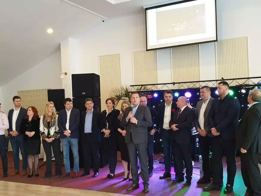 Înțepături între un primar PNL din Dâmbovița și candidatul PSD: ”Ai ridicat un cort de nunți în loc de teren de sport”. Răspunsul: ”Mi-ați dat autorizație”