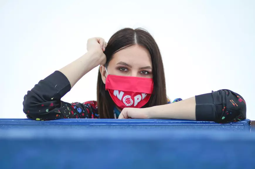 O firmă din Sibiu tratează textile care apoi omoară COVID-19, după patent elvețian. Au vrut să le ofere  celor care livrează echipamente pentru spitale, dar au fost refuzați