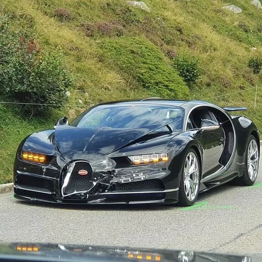 FOTO | Impact de 3.400.000 de euro! Un Bugatti Chiron și un Porsche 911 s-au ciocnit pe o șosea din Alpii Elvețieni