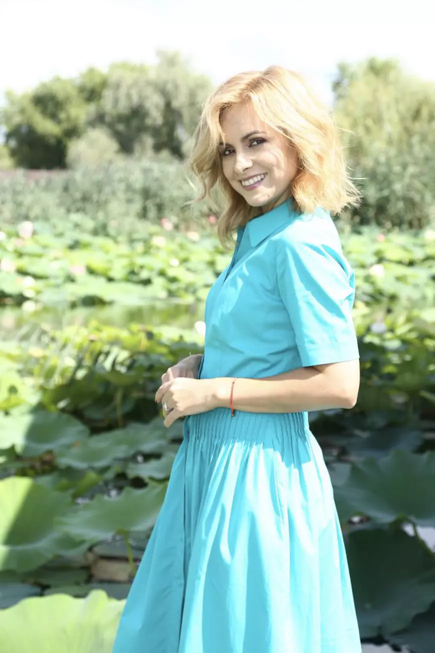 Simona Gherghe revine pe micile ecrane, după o pauză de un an și jumătate. Vedeta va prezenta reality show-ul matrimonial Mireasa, în locul Dianei Dumitrescu