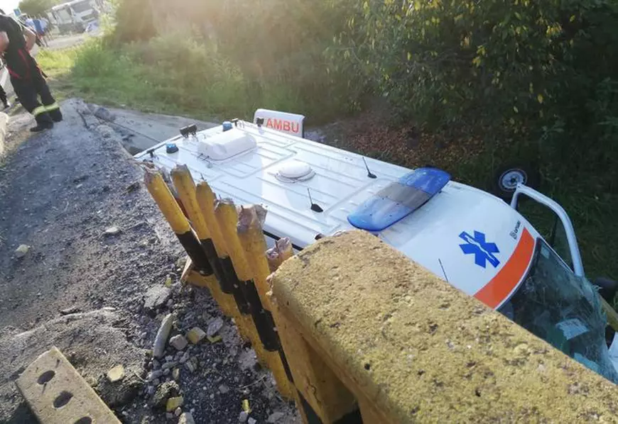 O ambulanță care transporta o pacientă COVID-19 a căzut de pe un pod în urma unui accident. Femeia a murit la spital