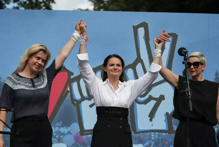 Candidata la președinția Belarusului Svetlana Tihanovskaia (centru) alături de Veronika Țepkalo (stânga) și Maria Kolesnikova (dreapta) la un miting electoral FOTO: EPA