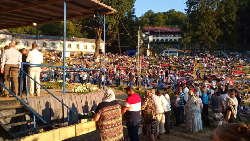 VIDEO | Mii de oameni la Mănăstirea Nicula de Sfânta Maria: "Cât timp îl am pe Tatăl Ceresc lângă mine, nu mi-a fost frică de nimic”