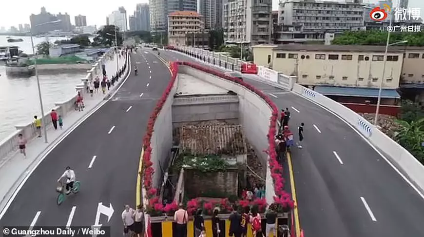 VIDEO | Casa din mijlocul autostrăzii a devenit virală pe internet și obiectiv turistic în China
