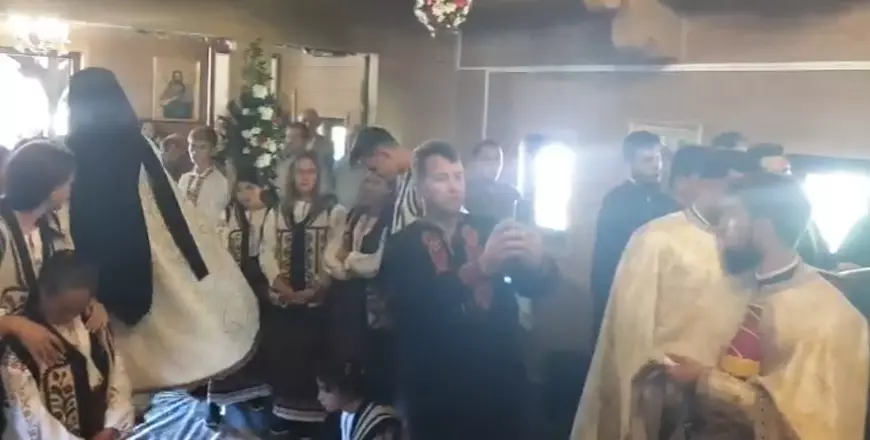 Înghesuială la ceremonia de sfinţire a bisericii din Cireşoaia. Arhiepiscopul Romanului și Bacăului a ignorat regulile anti-COVID