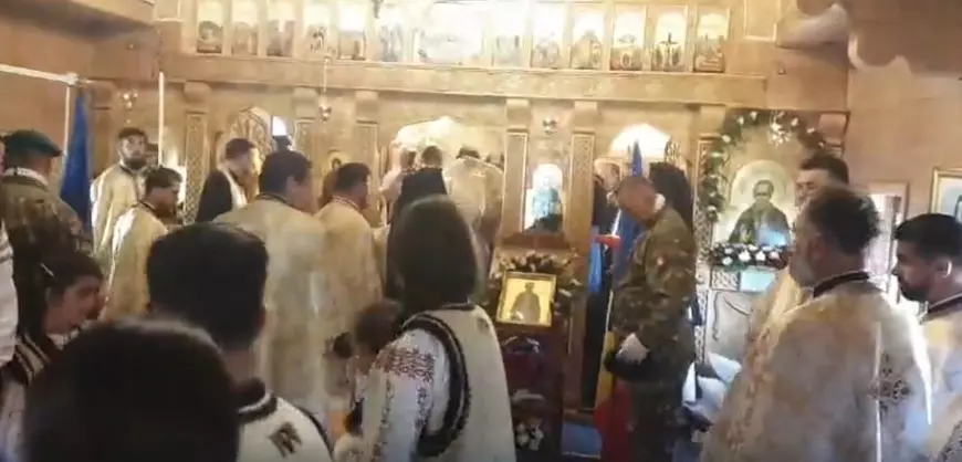 Înghesuială la ceremonia de sfinţire a bisericii din Cireşoaia. Arhiepiscopul Romanului și Bacăului a ignorat regulile anti-COVID