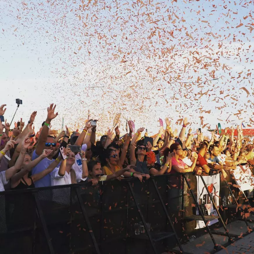 VIDEO | Imagini incredibile din Bulgaria, de la un festival de muzică cu 10.000 de oameni. Hituri din anii '90, fără măști și distanțare socială