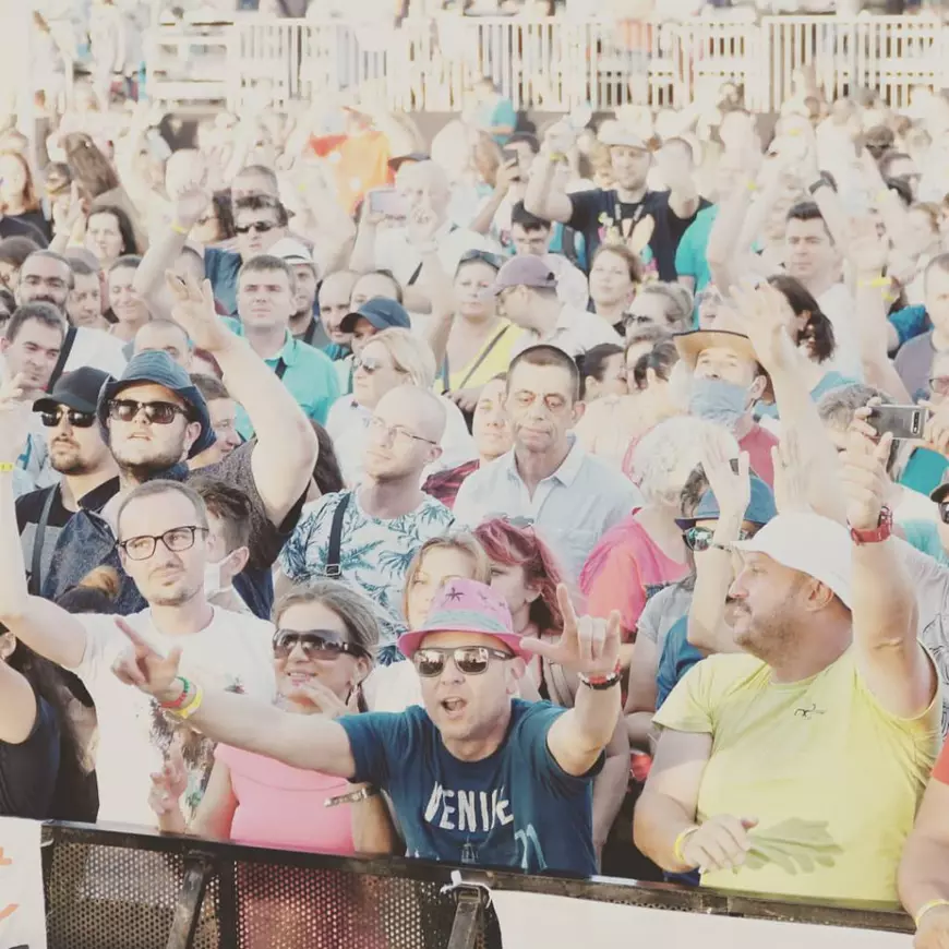 VIDEO | Imagini incredibile din Bulgaria, de la un festival de muzică cu 10.000 de oameni. Hituri din anii '90, fără măști și distanțare socială