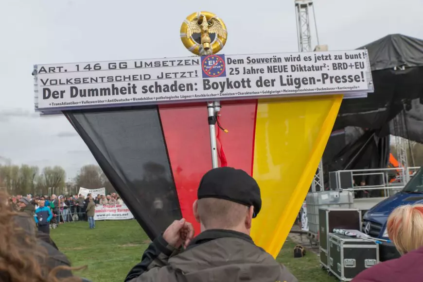 Saci de cadavre și liste cu inamici. În Germania, neo-naziștii care au infiltrat Poliția și Armata se pregătesc pentru “Ziua X”