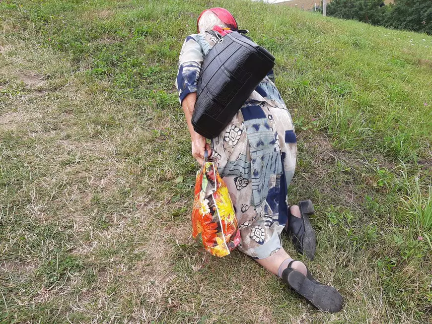 La Sfânta Liturghie de la Mănăstirea Hagigadar,  credincioșii au urcat dealul în genunchi