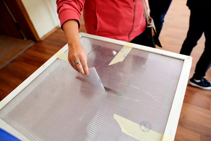 Buletinele de vot și ștampila se vor ridica de către votant, nu le mai dă comisia! Cum arată regulile de vot la alegerile locale de pe 27 septembrie