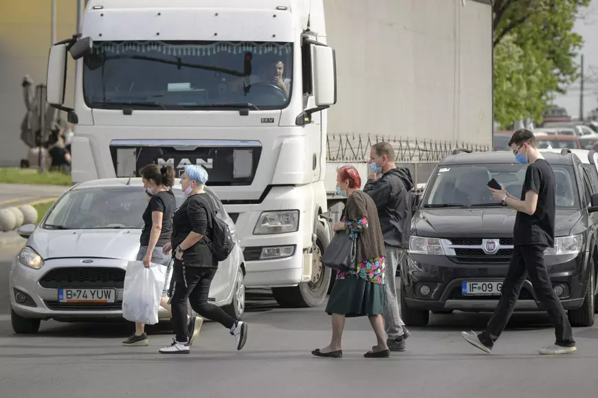 Fără o taxă de poluare auto, rămânem cimitirul de mașini vechi al Europei, iar Guvernul aruncă degeaba cu subvenții. 2 din 3 mașini sunt second-hand