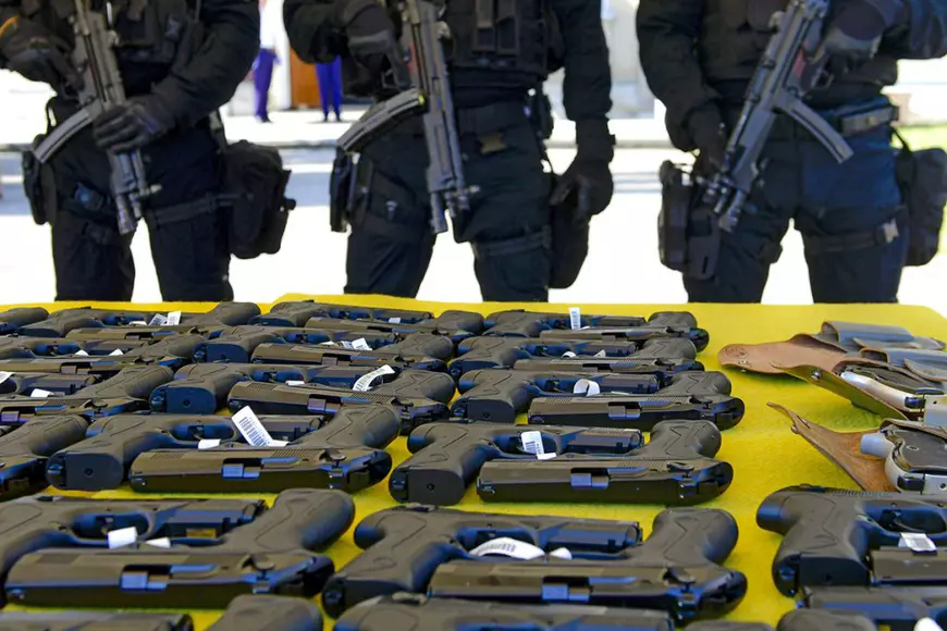 250 de polițiști din București au deja pistoale Beretta asupra lor