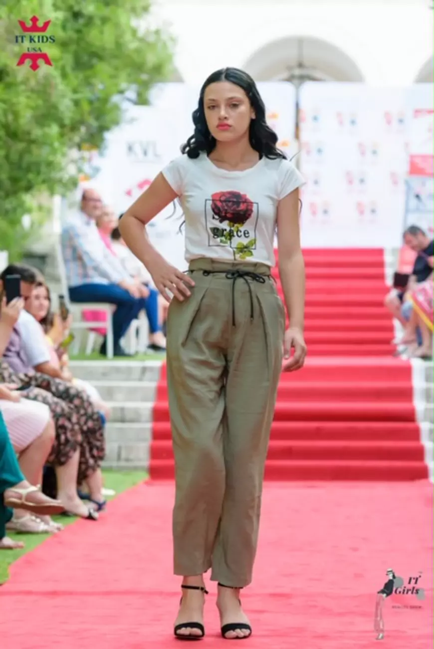 [Excelență la 14 ani] Adina Georgiana Popovici, adolescenta din Glina care a ajuns model internațional la doar 14 ani (publicitate)