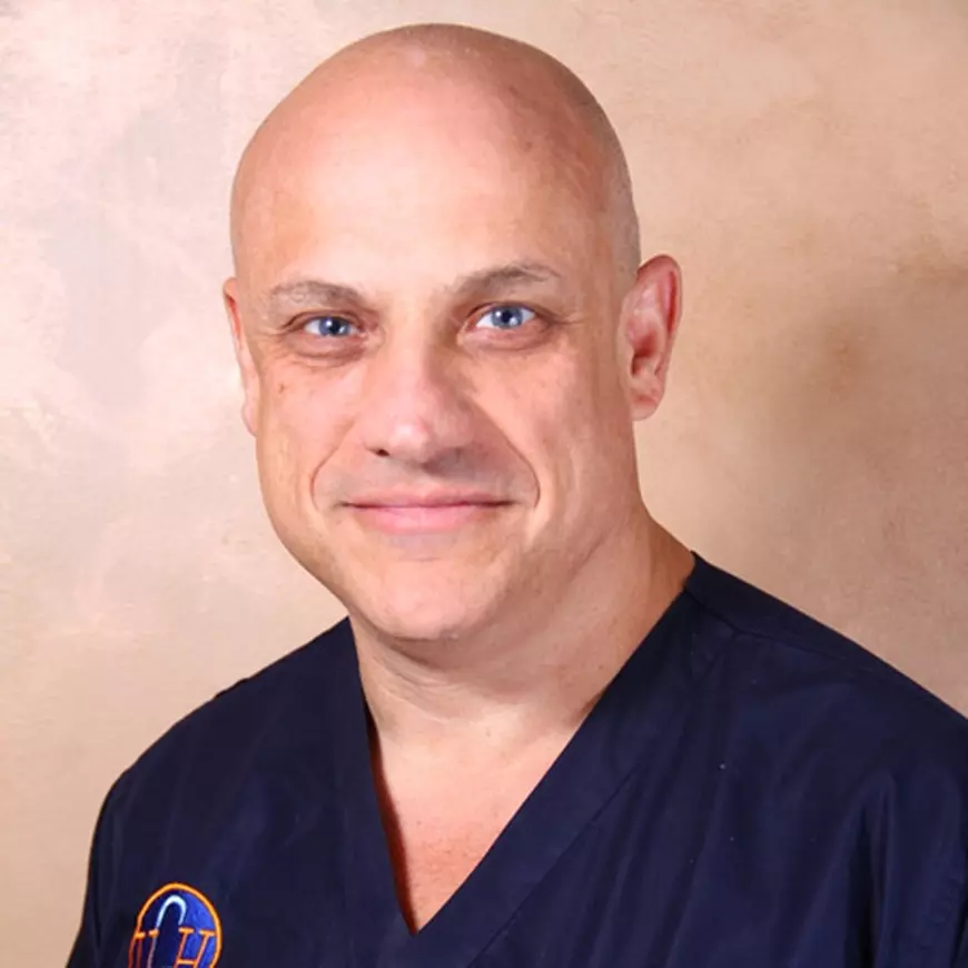 Un doctor din SUA a lucrat 134 de zile la rând cu pacienți COVID. Într-o săptămână a semnat cele mai multe certificate de deces din cariera sa