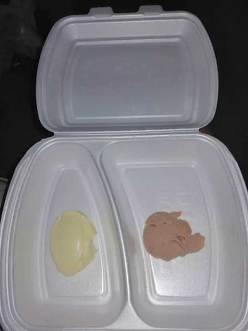 Cum arată mâncarea primită de pacienții de la un spital din Sibiu. Reacția spitalului: “Imaginile sunt incomplete”