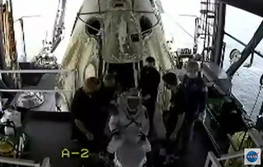 FOTO | Capsula Crew Dragon a SpaceX a ajuns cu bine pe Pământ, după zborul istoric către Stația Spațială Internațională