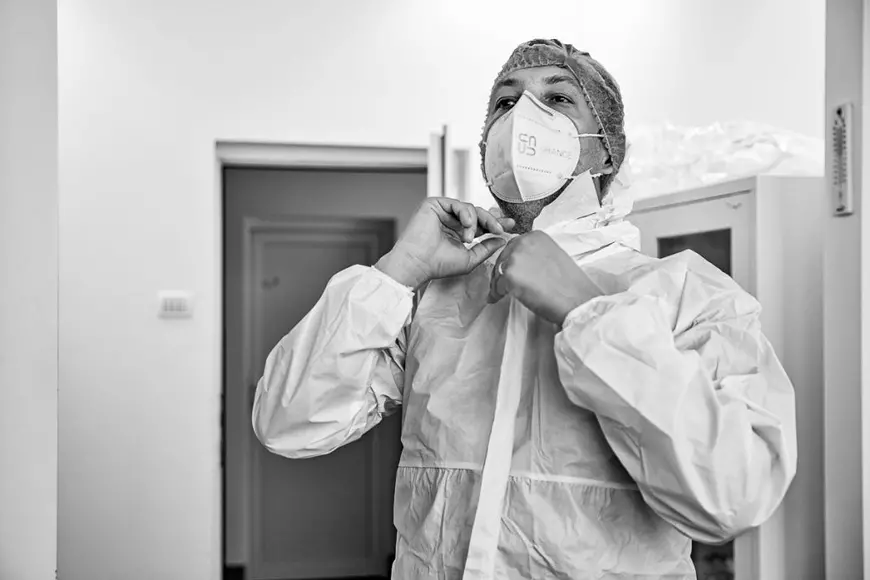 REPORTAJ | În Secţia COVID a Spitalului Judeţean Arad, medicii şi pacienţii împart şi responsabilitatea, şi teama în faţa bolii: „Ne-am dat curaj unii altora!”