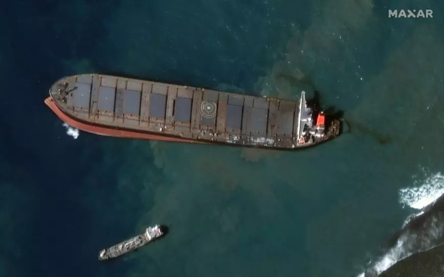 Posibilă cauză a eșuării navei în Mauritius: s-a navigat aproape de țărm, pentru ca oamenii să aibă semnal Wi-Fi mai puternic