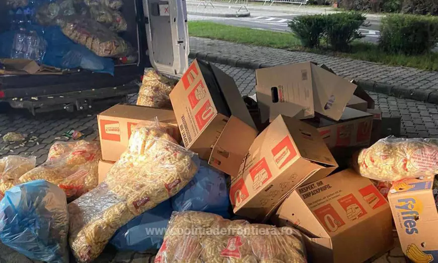 Nouă vietnamezi care voiau să iasă ilegal din țară, prinși de polițiști într-o utilitară plină cu pufuleți