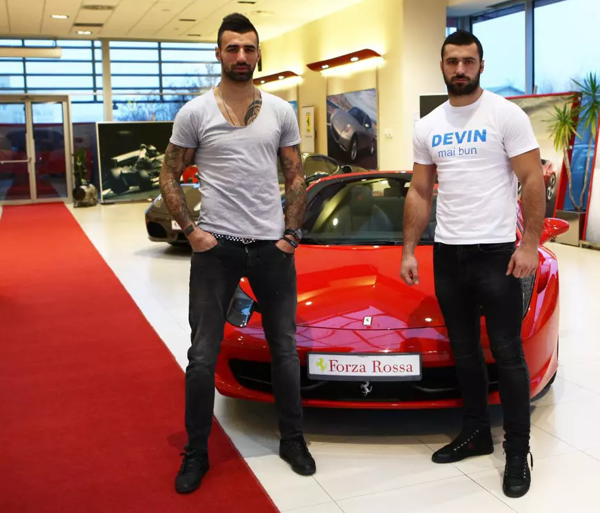 Andrei Stoica și fratele lui, Bogdan, sunt rivali în noul sezon al emisiunii “Ferma”, de la PRO TV. “Când eram mici ne puneam mănușile de iarnă și ne luptam prin casă”
