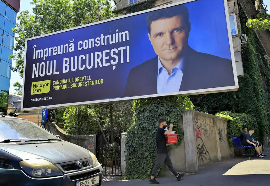 FOTO | Gabriela Firea și Dan Tudorache au “uitat” să treacă sigla PSD pe afișe. “E o strategie. Pe doamna primar partidul mai mult o stânjenește”