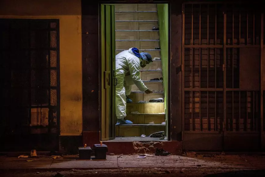 Cel puțin 13 persoane au murit și alte trei au fost rănite în îmbulzeala creată într-un club de noapte din Lima, Peru, în timp ce participanții încercau să scape de un raid al poliției Foto: EPA