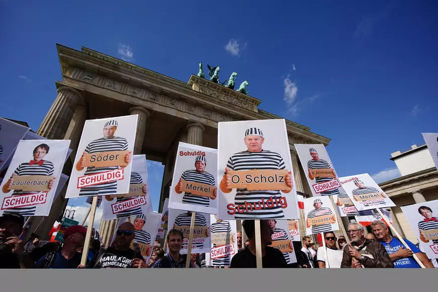 Mii de oameni s-au strâns la Berlin, la protestul contra măsurilor de restricție. Poliția germană a intervenit și a oprit manifestația
