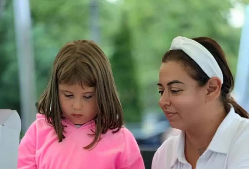 Fetița Oanei Roman a început școala. “Se va trezi singură, într-un loc străin, cu oameni străini, cărora nu le va putea vedea decât ochii”