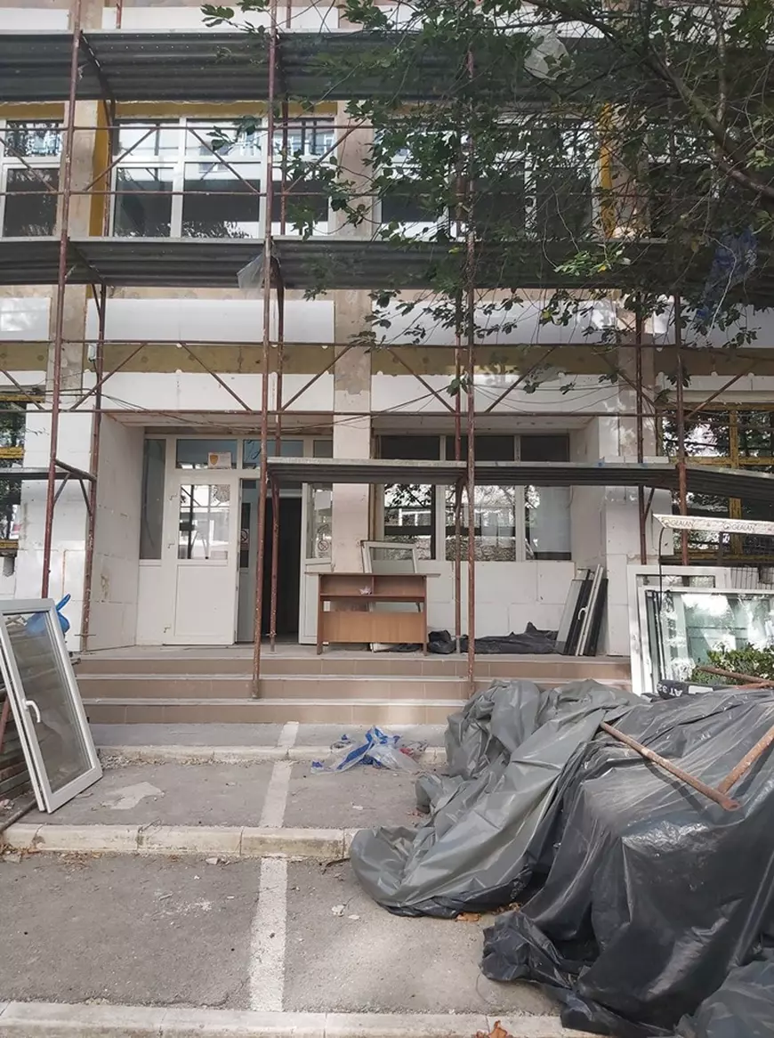 O parte dintre elevii unei școli din sectorul 6 încep cursurile în containere. Clădirea e în reabilitare, firma de construcții pornind lucrările în vară, deși a primit contractul anul trecut