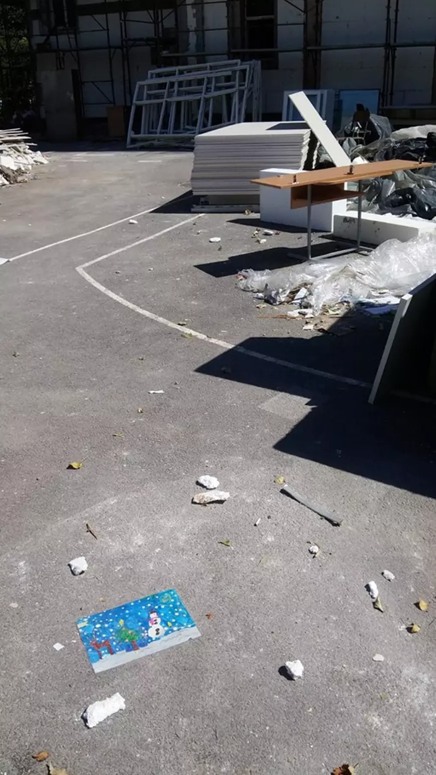 O parte dintre elevii unei școli din sectorul 6 încep cursurile în containere. Clădirea e în reabilitare, firma de construcții pornind lucrările în vară, deși a primit contractul anul trecut