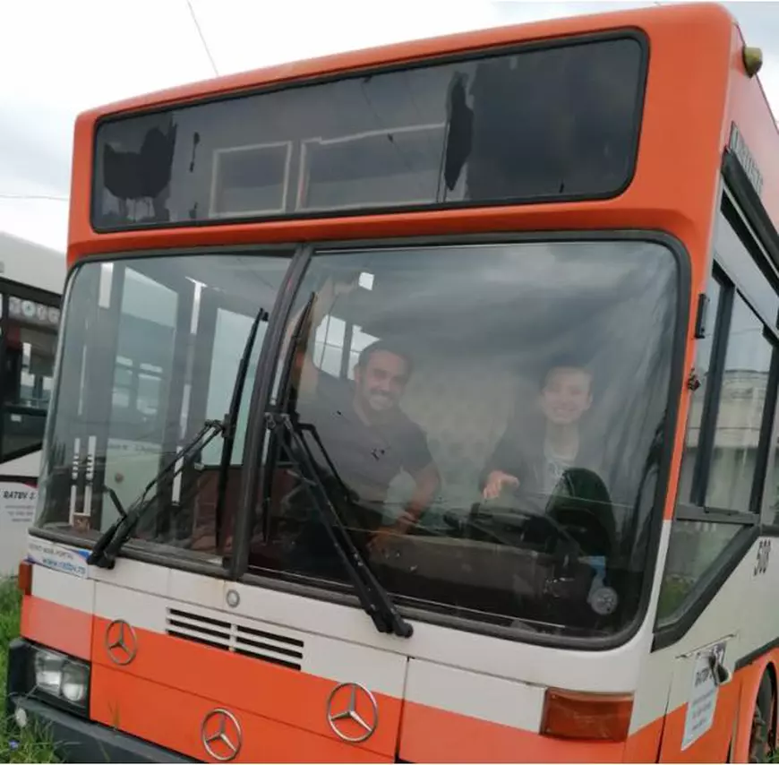 Doi învățători vor să transforme un autobuz vechi în școală pentru copiii săraci dintr-un sat brașovean: ”Vrem să le arătăm copiilor că poți să visezi nelimitat”