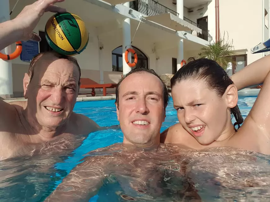 Călin Geambașu s-a împăcat cu toată familia. Artistul a petrecut vacanța cu fosta iubită și băiețelul lor. „DaviN a avut parte de clipe de fericire”