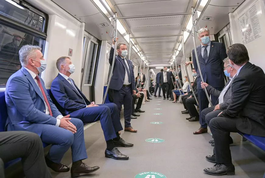 Festivismul de partid și de stat. De ce a ales Klaus Iohannis să călătorească astăzi pentru prima dată cu metroul în București