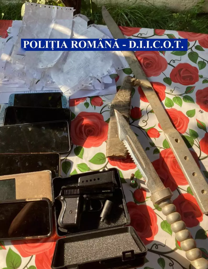 Rețea de proxeneți destructurată după zeci de percheziții în România și Marea Britanie. Cum acționau membrii rețelei