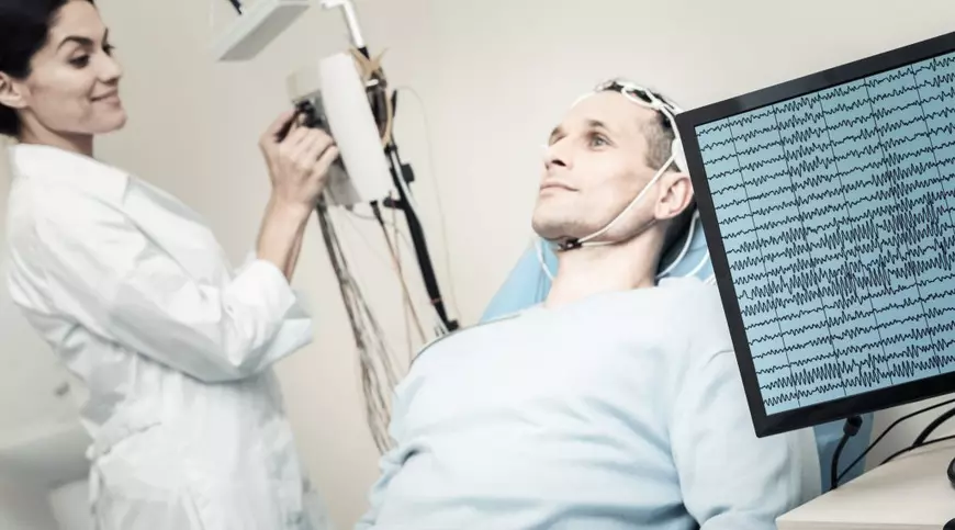 Un implant cerebral de dimensiunea unei hârtiuțe și inteligența artificială ar putea ajuta persoanele paralizate să se miște din nou