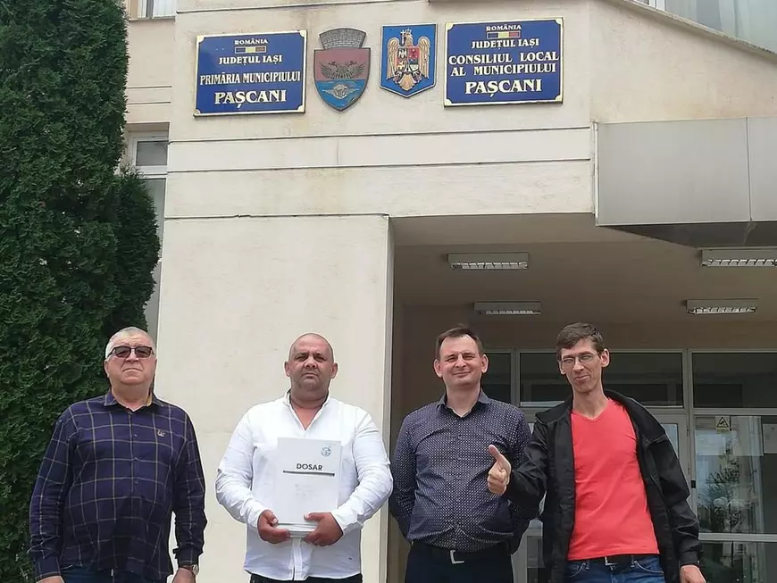 Un candidat la Primăria Pașcani se trage în poze cu membrii unui clan periculos, acuzați de proxenetism. Reacția lui: “Dacă am făcut un chef, care e problema?”