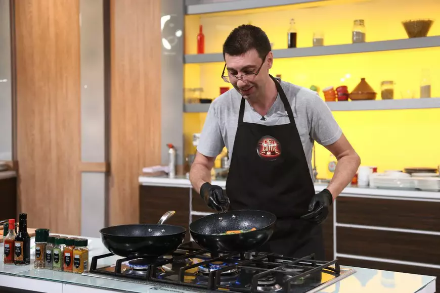 Cătălin Voicu, fost membru al trupei Ro-Mania, a intrat în bucătăria Chefi la cuțite. Cum arată acum și ce a făcut după ce s-a retras din muzică