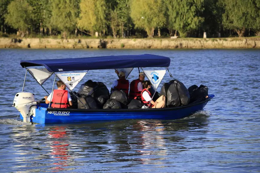 Zeci de voluntari au adunat peste o tonă de deșeuri în Delta Dunării, după ce au parcurs mai bine de 1.000 de kilometri