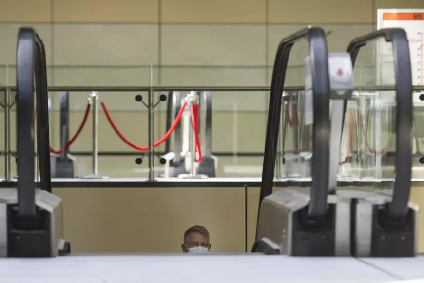 Festivismul de partid și de stat. De ce a ales Klaus Iohannis să călătorească astăzi pentru prima dată cu metroul în București