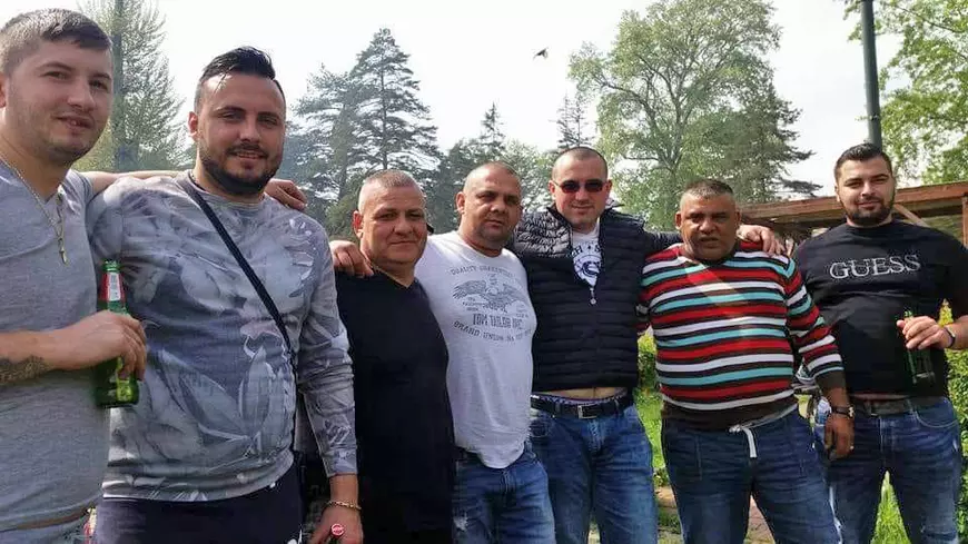 Un candidat la Primăria Pașcani se trage în poze cu membrii unui clan periculos, acuzați de proxenetism. Reacția lui: “Dacă am făcut un chef, care e problema?”