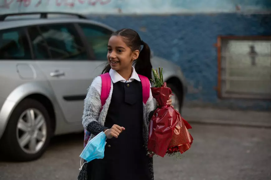 Prima zi de școală în Ferentari. Părinții și-au condus copiii până la poarta școlii: “Ne este puțin cam frică, dar n-avem încotro”