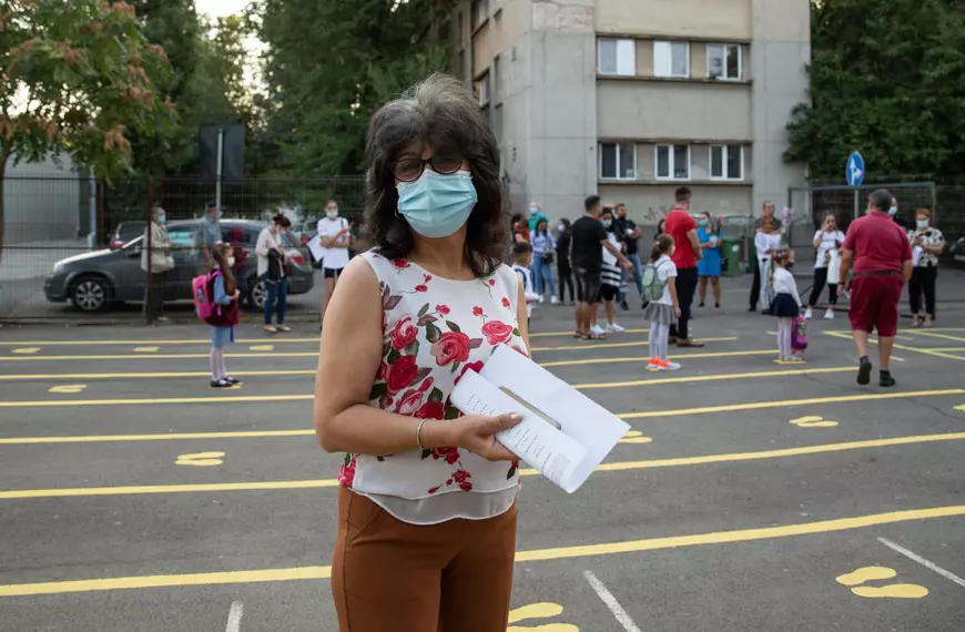 Prima zi de școală în Ferentari. Părinții și-au condus copiii până la poarta școlii: “Ne este puțin cam frică, dar n-avem încotro”
