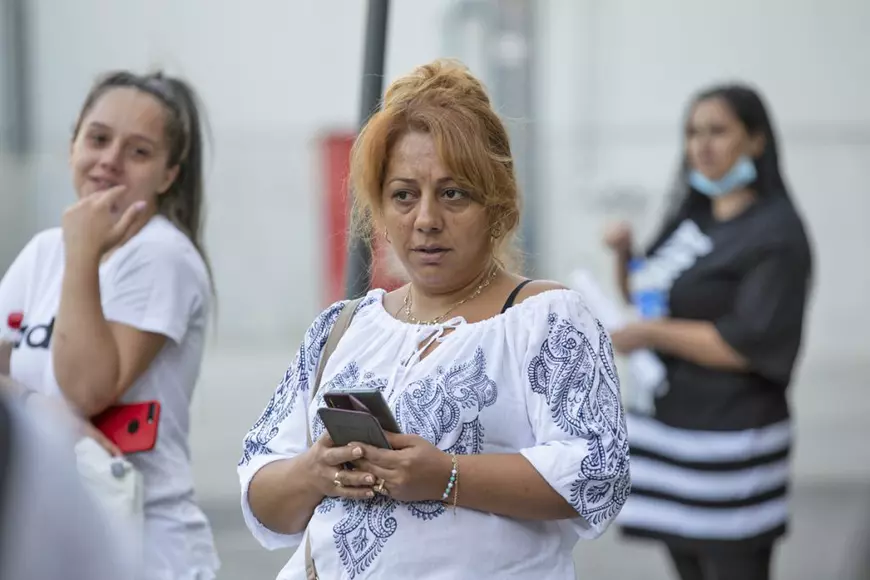 Prima zi de școală în Ferentari. Părinții și-au condus copiii până la poarta școlii: “Ne este puțin cam frică, dar n-avem încotro”