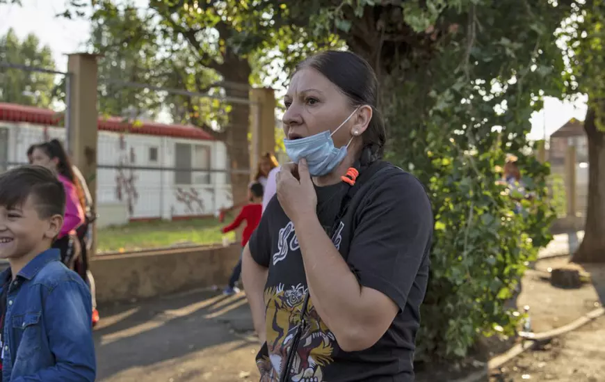 Prima zi de școală în Ferentari. Părinții și-au condus copiii până la poarta școlii: “Ne este puțin cam frică, dar n-avem încotro”