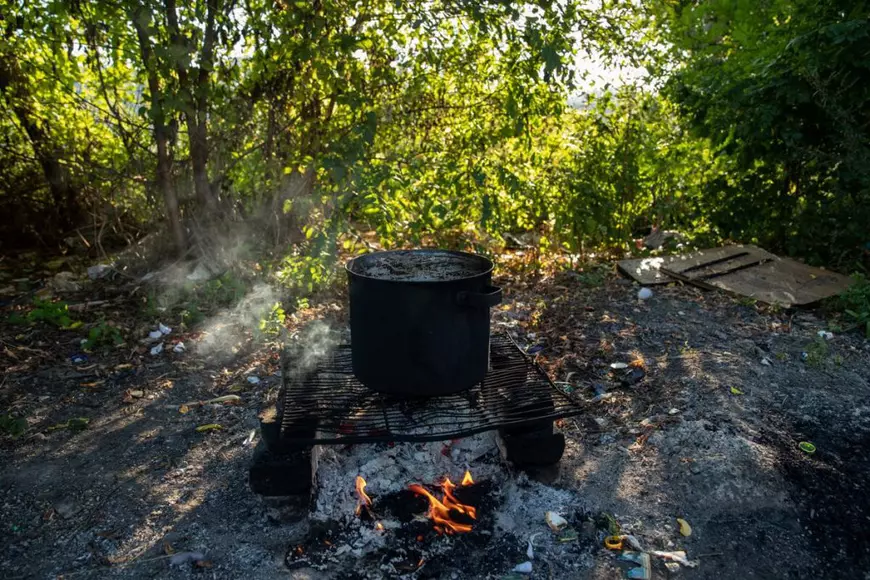 A doua zi de școală pentru familia stabilită în ruinele uzinei Steagul Roșu. Gemenele vor curent pentru lecții