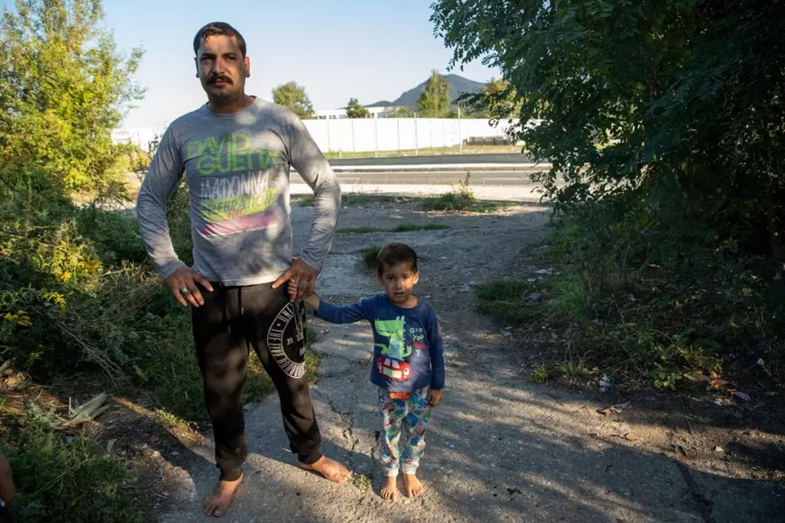 A doua zi de școală pentru familia stabilită în ruinele uzinei Steagul Roșu. Gemenele vor curent pentru lecții