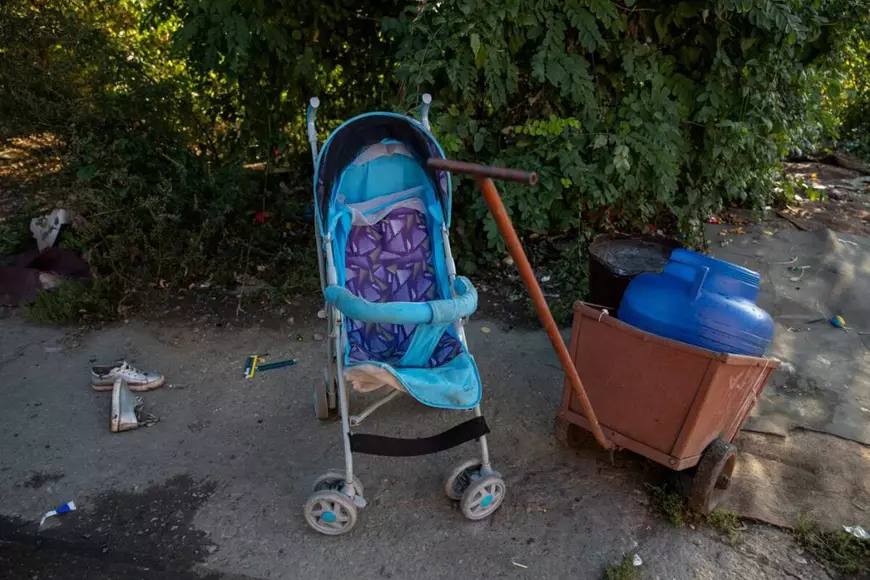 A doua zi de școală pentru familia stabilită în ruinele uzinei Steagul Roșu. Gemenele vor curent pentru lecții